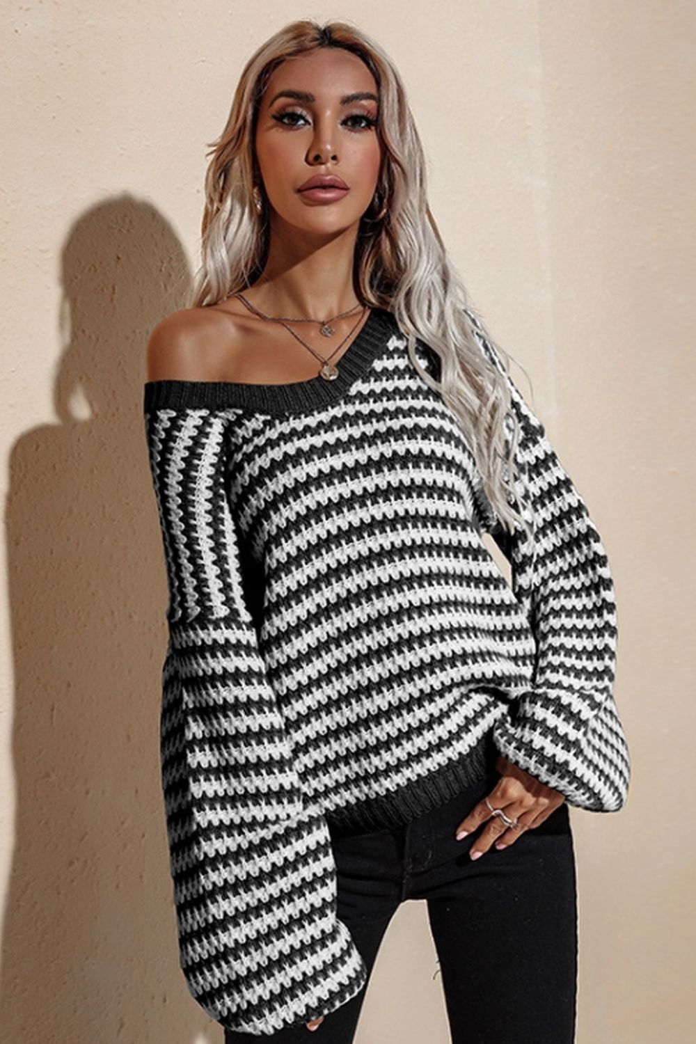 Långärmad V-ringad Dam Tröja i Polyester med Randigt Mönster – Avslappnad Silhuett för Vardag och Fest 3