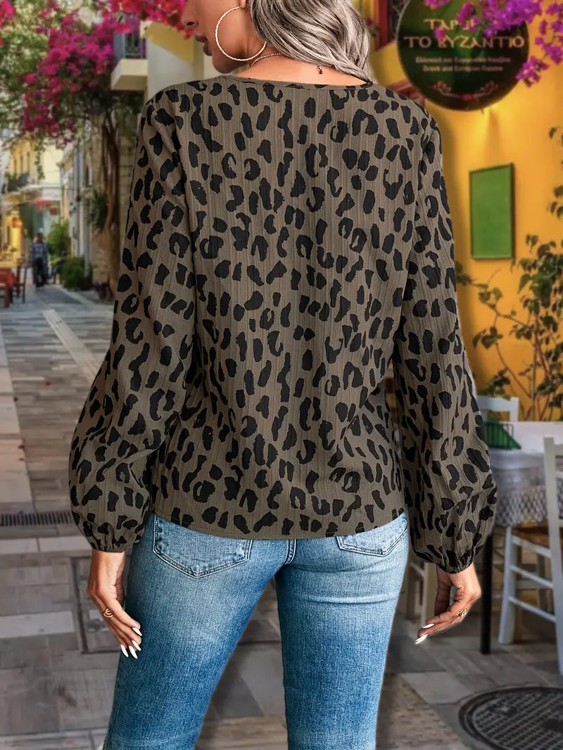 Dam Blus med V-hals och Leopardmönster – Mjuk och Luftig Tyg, Perfekt för Avslappnade och Eleganta Tillfällen 2
