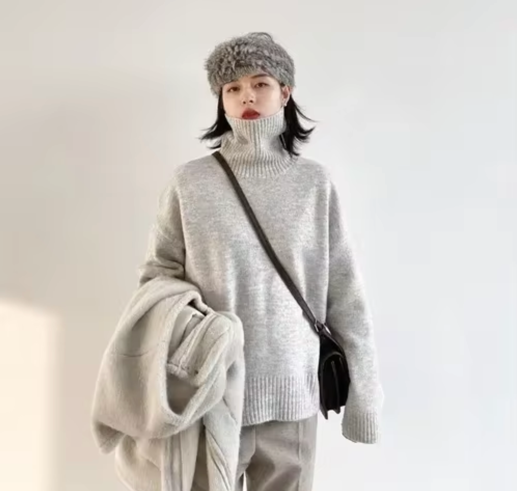 Stickad Dam Turtleneck Tröja i Mjuk Bomull – Monokrom Design med Bred Passform för Höst och Vinter 9