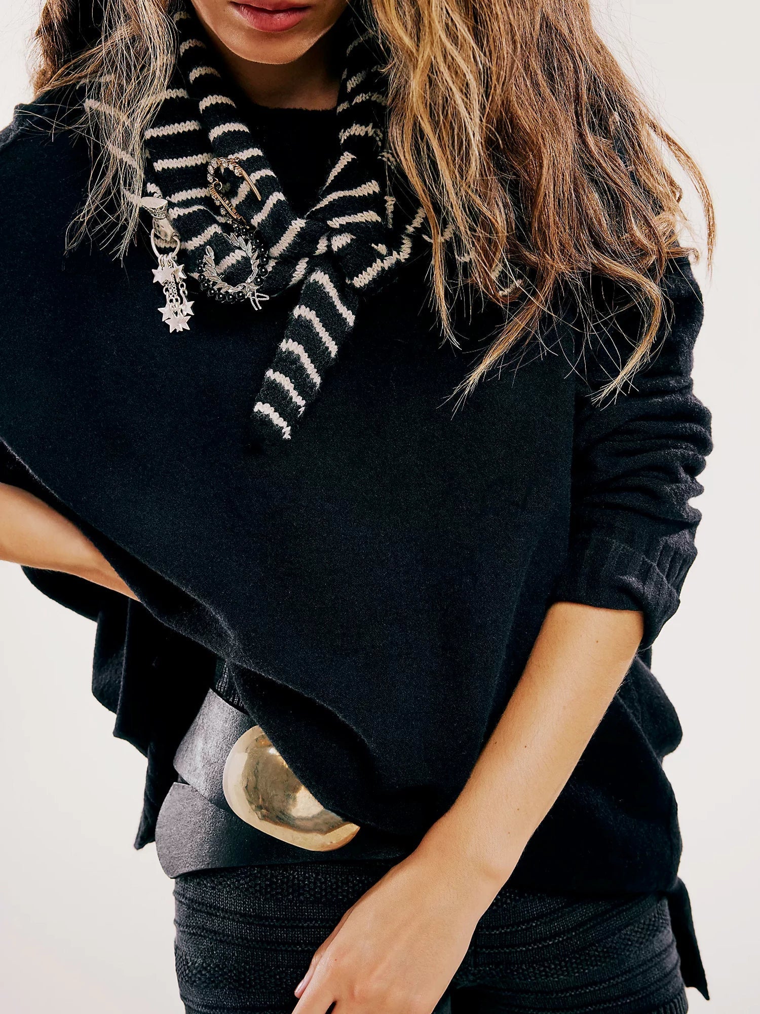 Dam Stickad Klänning med Elegant Toppkant och Graciös Silhuett-2