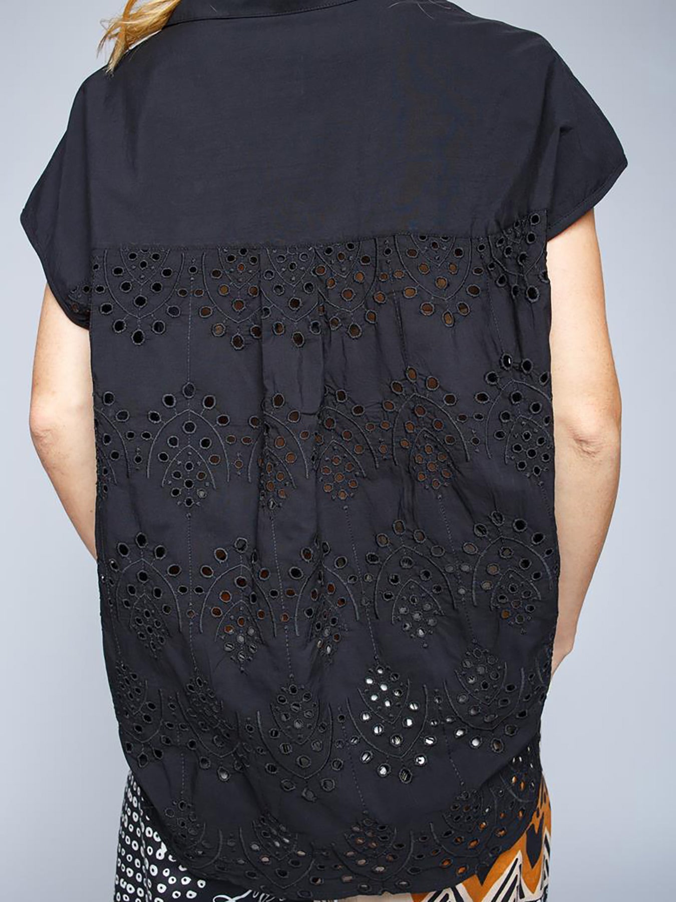 Dam T-shirt V-hals med Hålbroderi i Viskos – Avslappnad Passform, Korta Ärmar, Perfekt för Vår och Sommar 4