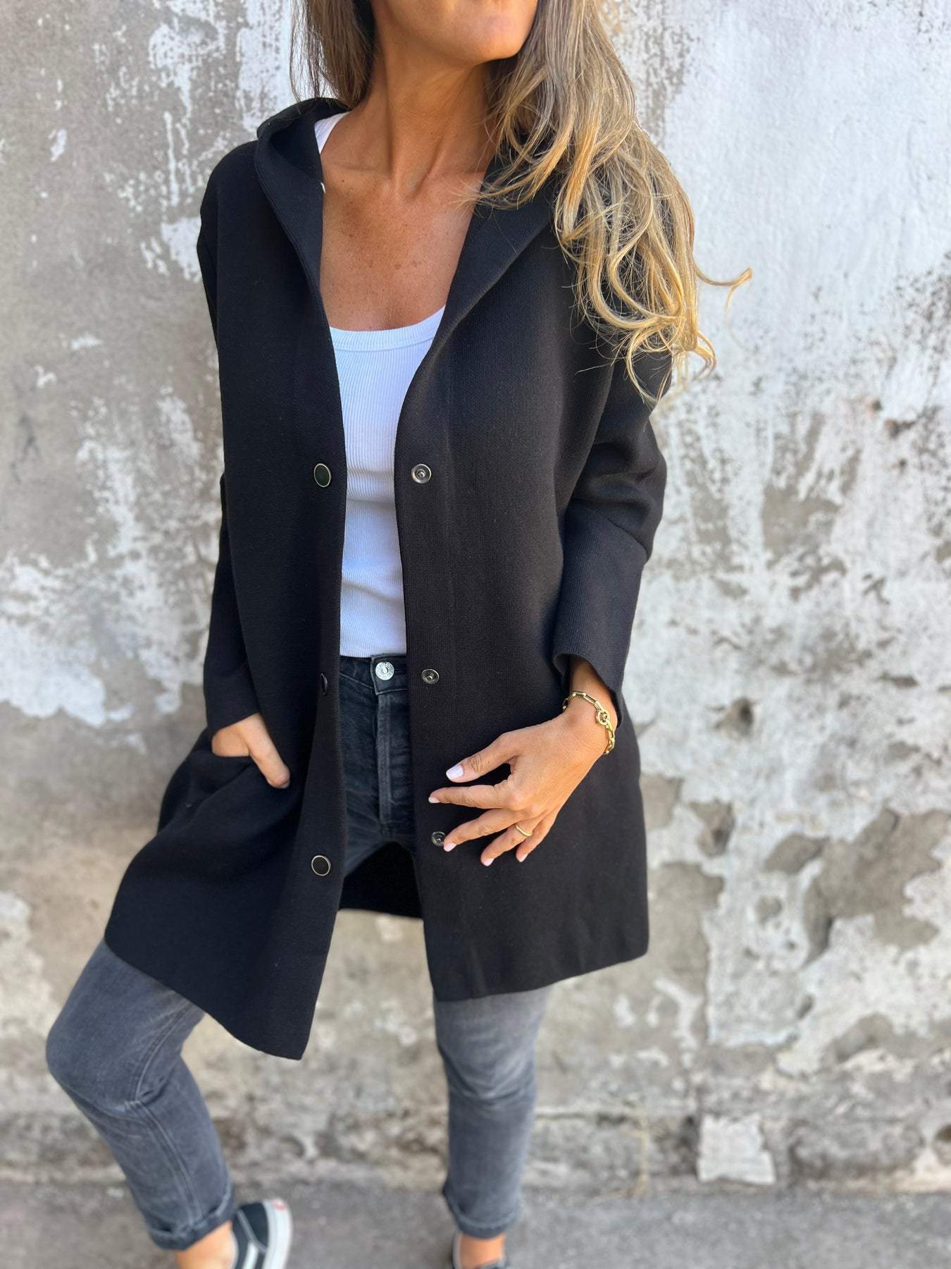 Damjacka med Huva och Knappar i Stickad Design – Bekväm och Elegant Jacka för Dam, Perfekt för Höst och Vår 9