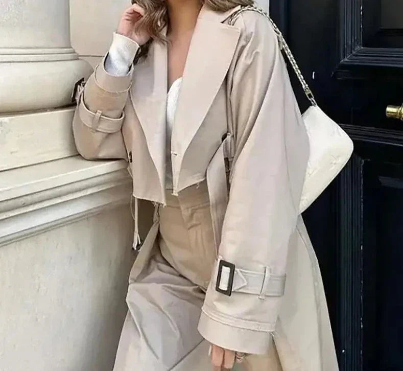 Kort Svart Kappa för Dam i Lätt Material – Stilren Trenchcoat med Knappstängning och Reversibel Krage 2