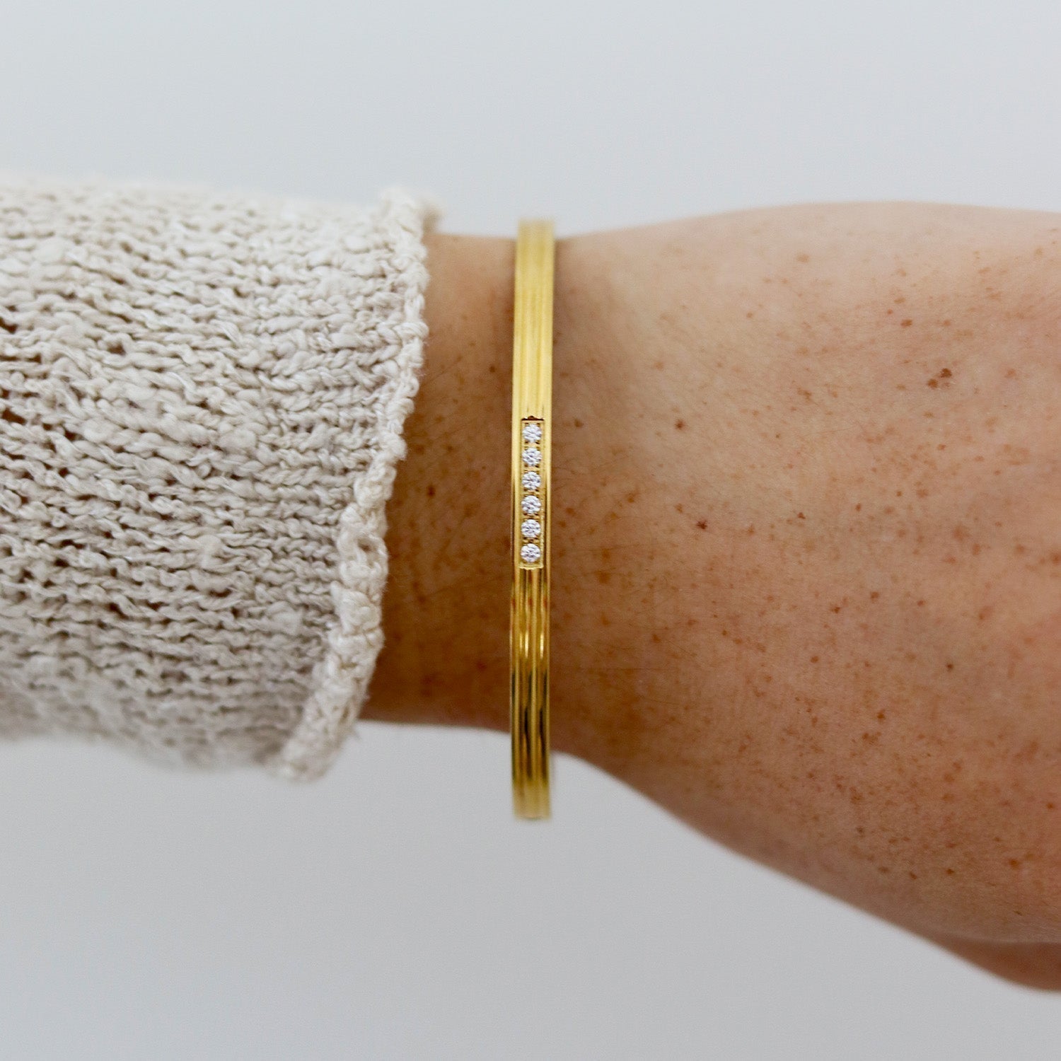 Kvinnors Guld Armband med Kristaller Elegant Minimalistisk Design-3