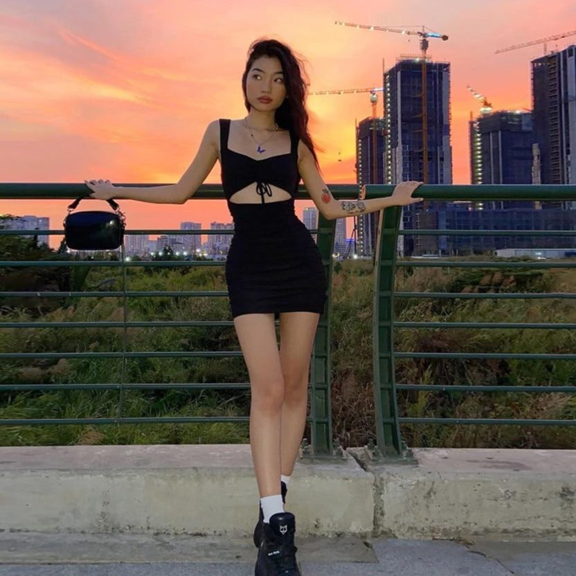 Svart Miniklänning med V-formad Halsringning och Spaghetti Band – Mjuk Bomullsblandning för Casual och Festliga Tillfällen 3