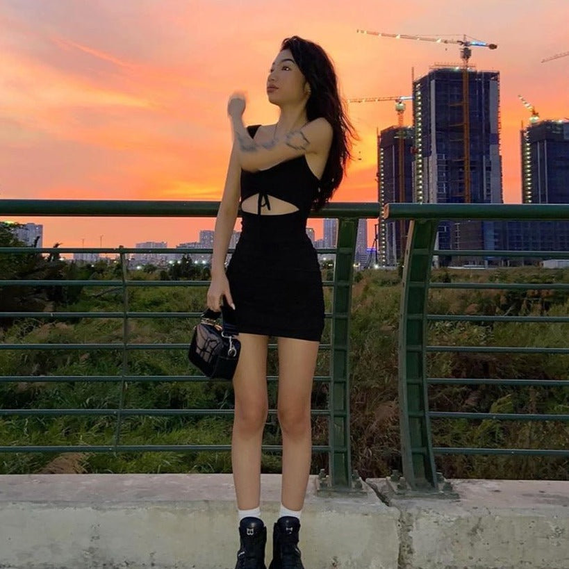 Svart Miniklänning med V-formad Halsringning och Spaghetti Band – Mjuk Bomullsblandning för Casual och Festliga Tillfällen 2