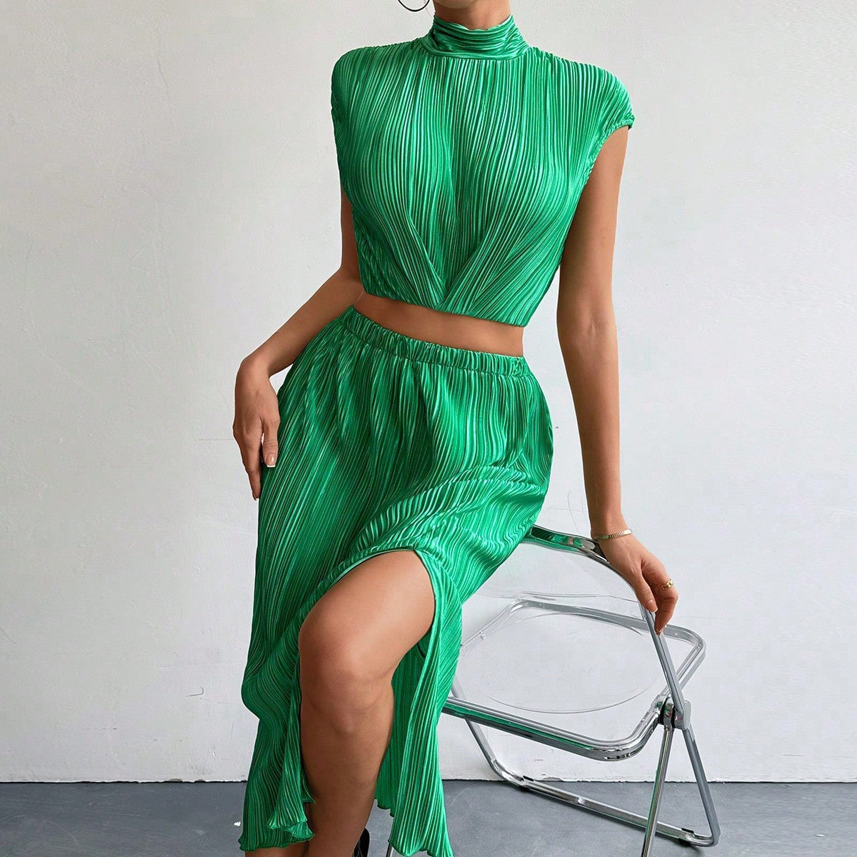 Ärmlös Midi-Rock Klänning för Dam i Grön Polyester med Rynkade Detaljer – Elegant och Fina Dam Klänningar 2