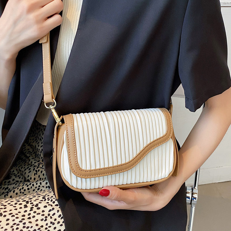 Minimalistisk Axelväska Dam i Tvåfärgad PU-Läder – Fyrkantig Design med Praktisk Sidficka 3