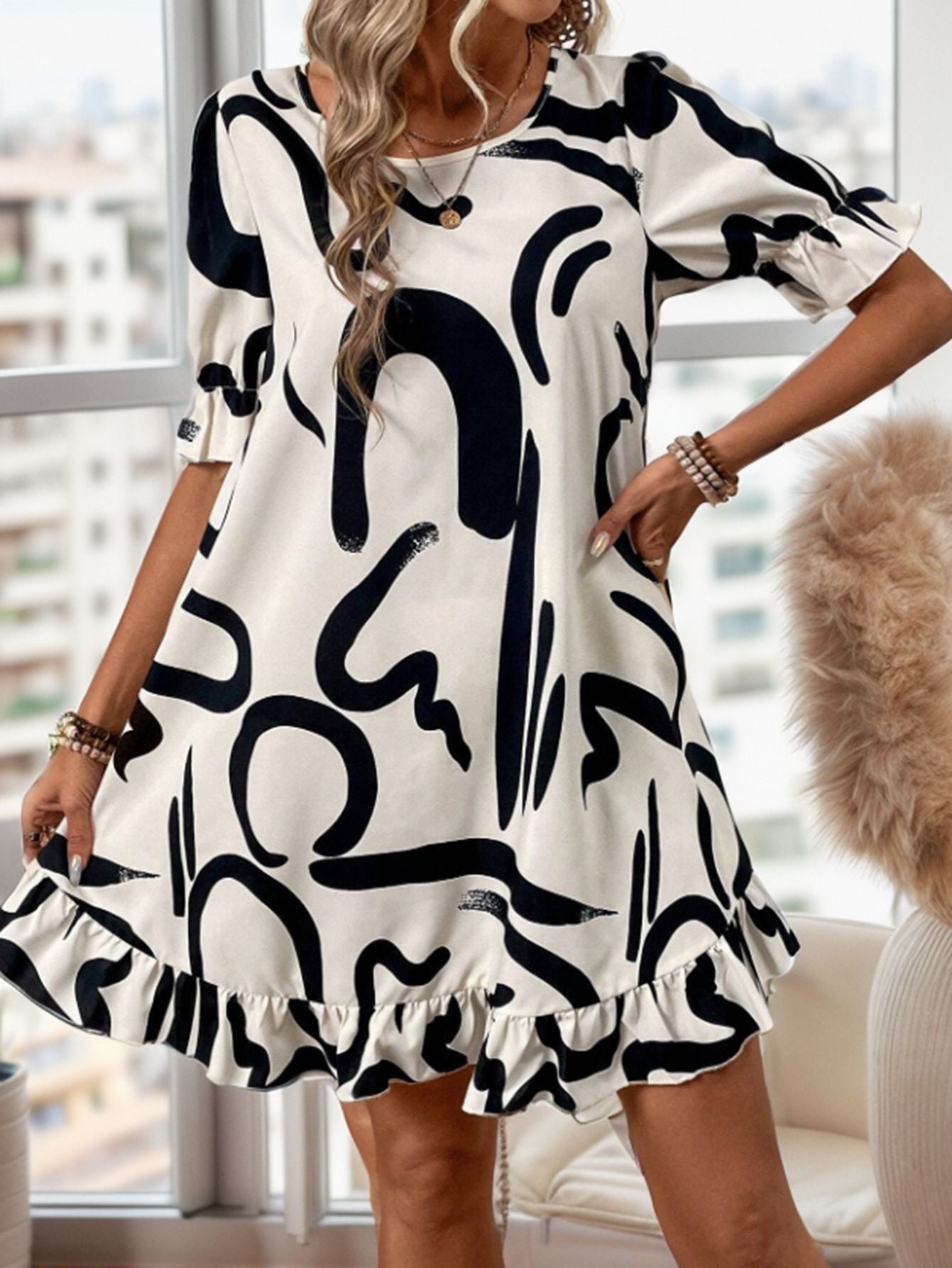 Kvinnors A-Line Midi Klänning med Kort Ärmar och Löst Midjeband – Tryckt Off-White Polyester 7