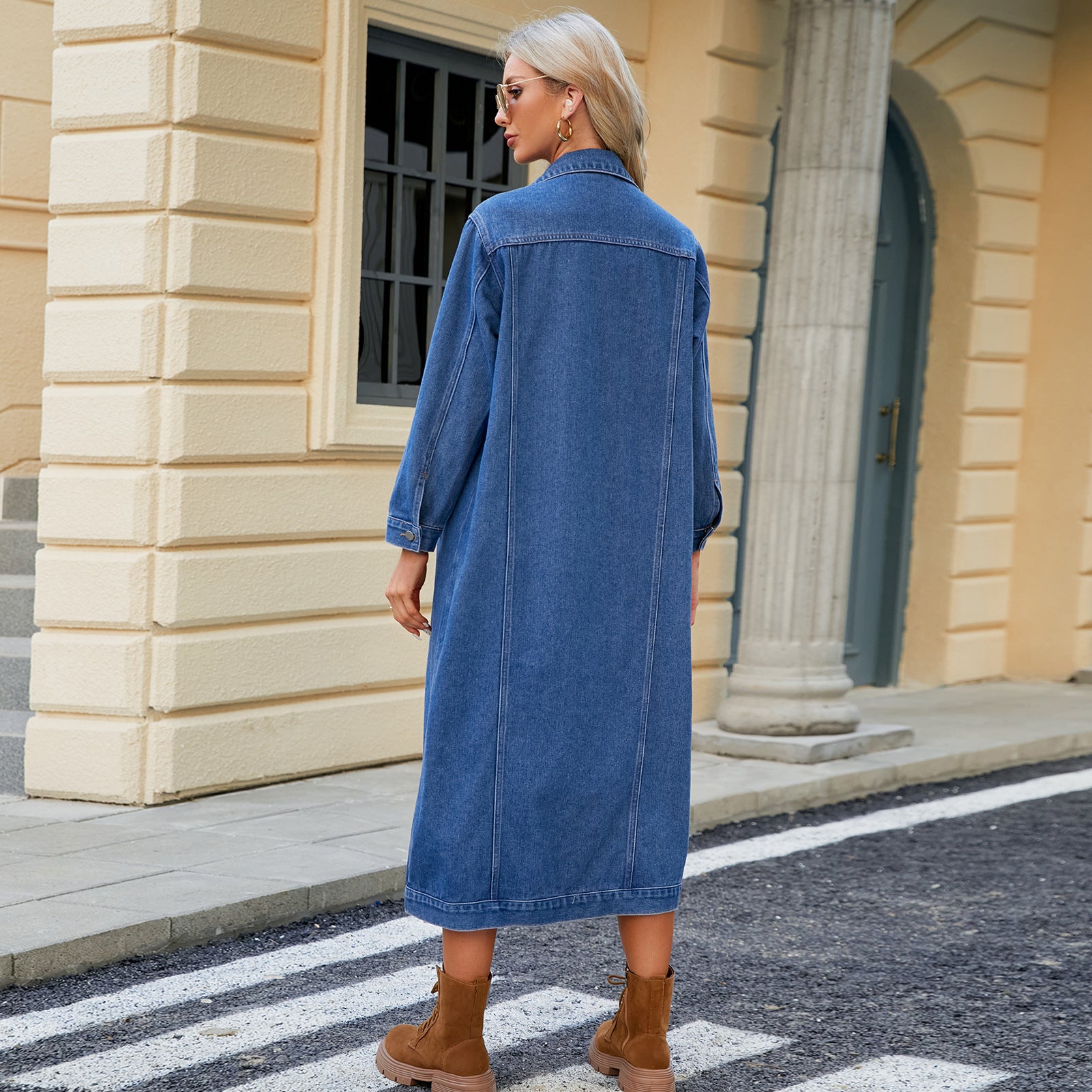 Jeansjacka Dam i Mediumblå Denim med Skräddarsydd Passform och Bröstfickor – Modern Design 4