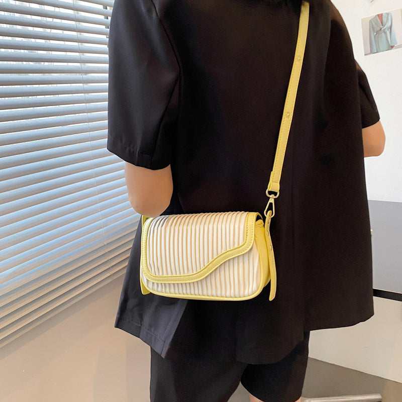 Minimalistisk Axelväska Dam i Tvåfärgad PU-Läder – Fyrkantig Design med Praktisk Sidficka 7