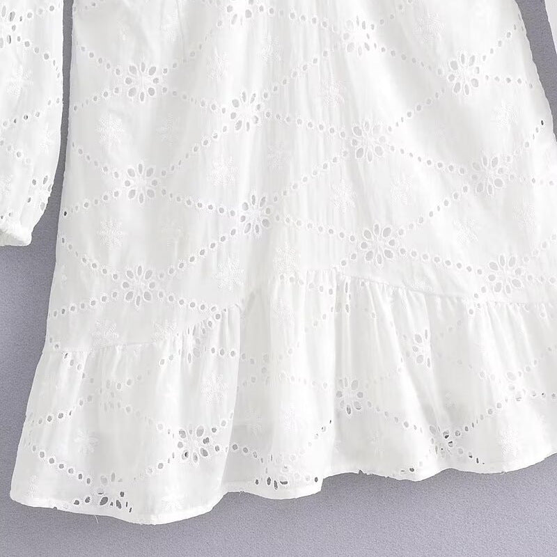 Kvinnoklänning med V-ringning och Utskurna Detaljer – Andningsbart Material, Långa Ärmar, Voluminös Kjol 4