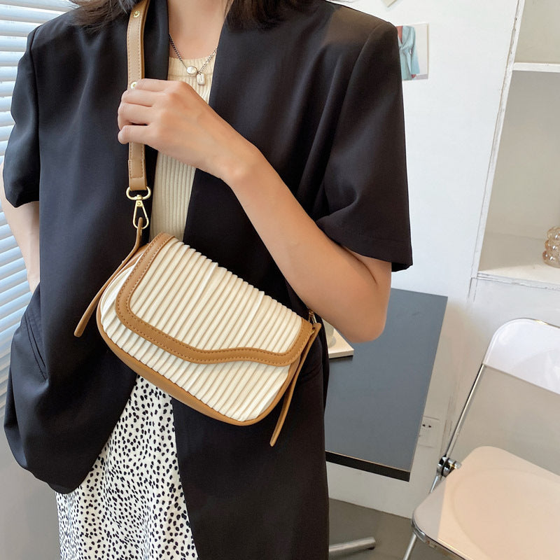 Minimalistisk Axelväska Dam i Tvåfärgad PU-Läder – Fyrkantig Design med Praktisk Sidficka 10