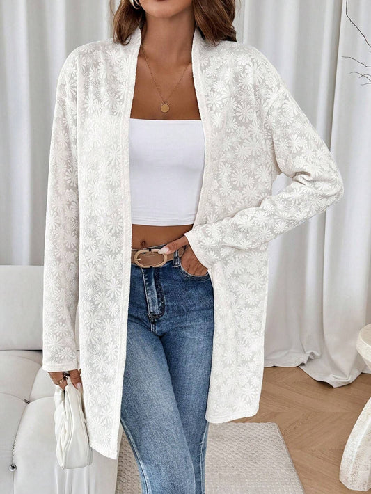 Elegant Vit Jacquard Kappa för Dam â LĂ„ngĂ€rmad med Silhuett och Stilren Krage 1