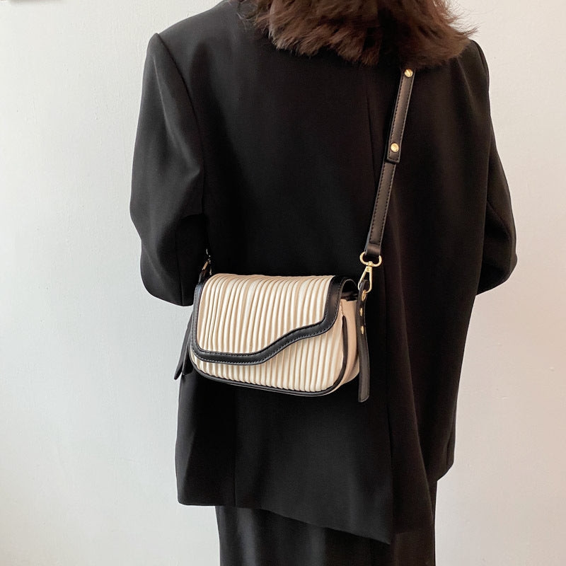 Minimalistisk Axelväska Dam i Tvåfärgad PU-Läder – Fyrkantig Design med Praktisk Sidficka 9