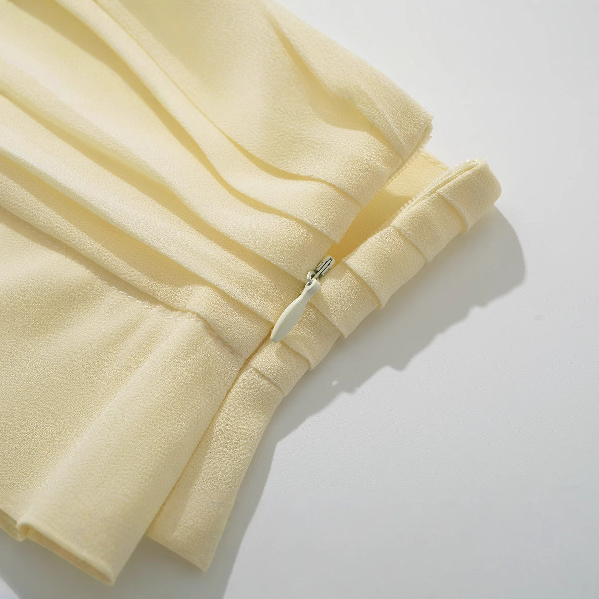 Svart Minikjol i Chiffong med Elegant Wrap-Design – Lätt och Andningsbar för Sommarfester och Kvällsevenemang 4