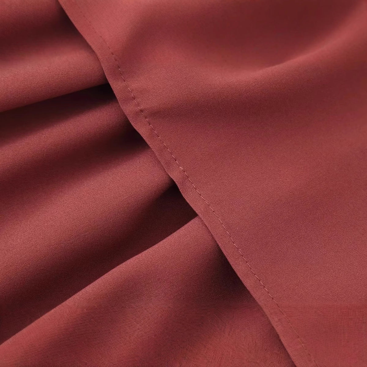 Maxiklänning Dam i Svart med Draperad V-hals och Andningsbart Material – Elegant Långklänning för Fest och Vardag 4