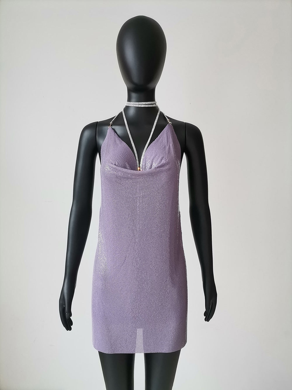 Glittrig Svart Miniklänning med Ryggfri V-Neck Design – Perfekt för Fest och Middag 15