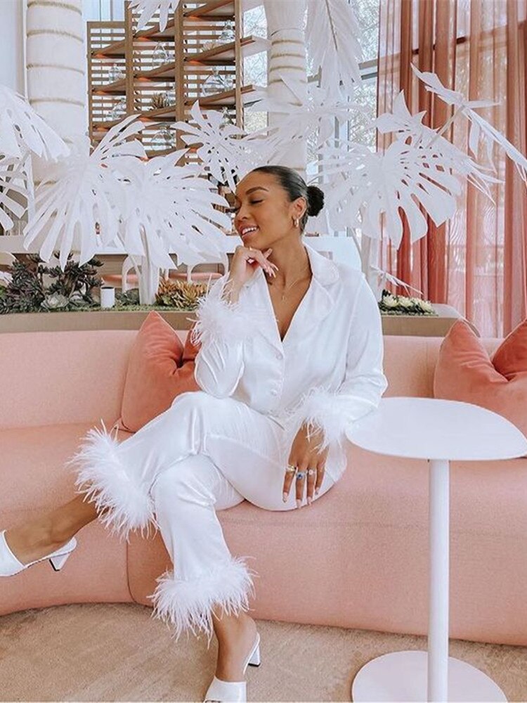 Damset Satin med Fjädrar V-ringning-2