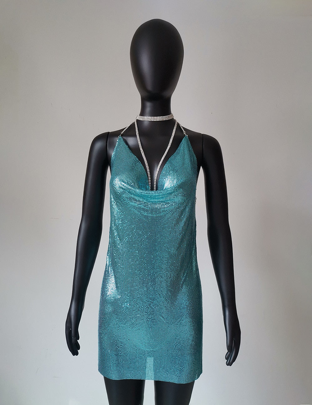 Glittrig Svart Miniklänning med Ryggfri V-Neck Design – Perfekt för Fest och Middag 9