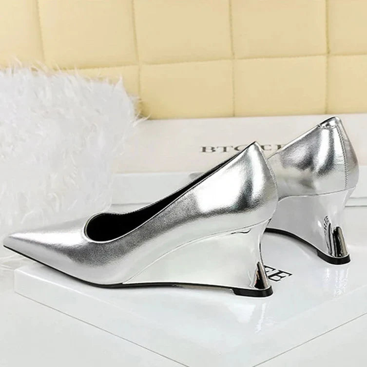 Kvinnors Kilskor Kilklack Glänsande Läder Spetsig Tå-5