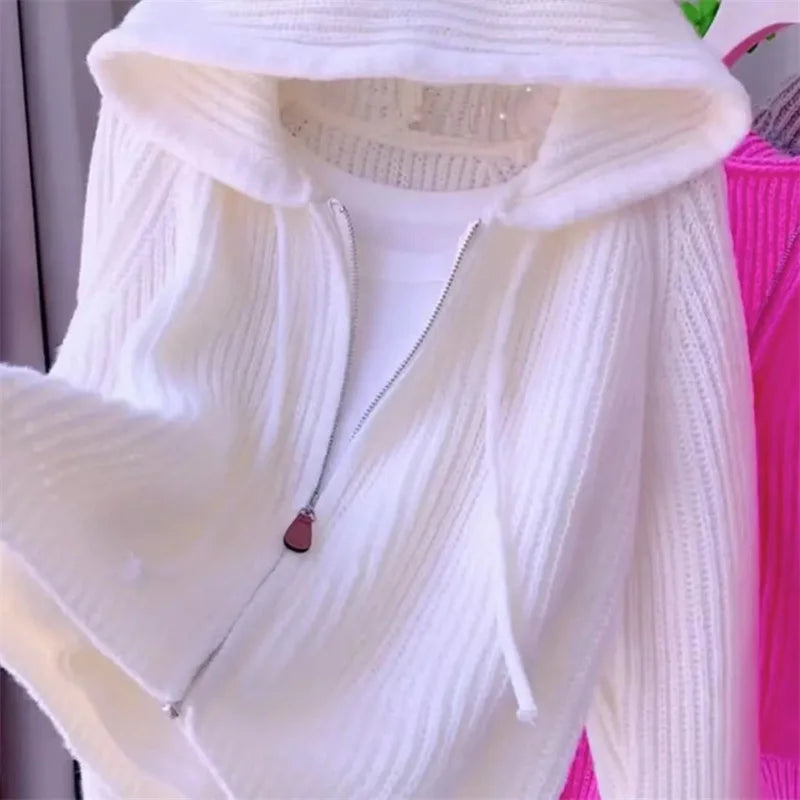 Dam Kofta med Huva och Modern Blixtlåsdesign i Mjuk Stickad Fiber 1