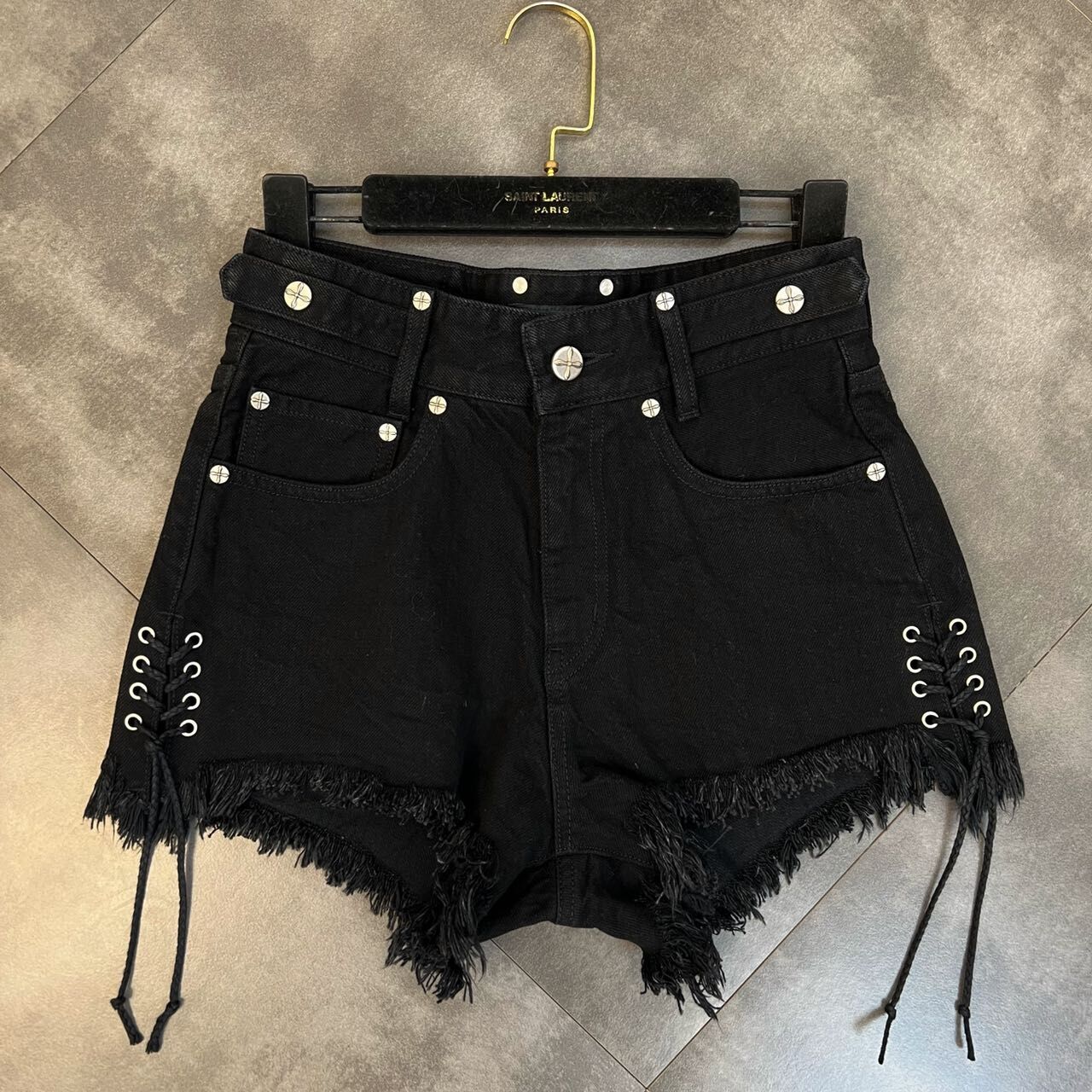 Hög Midja Denim Damshorts med Löst Snitt och Unik Lapptäckedesign – Bekväm och Trendig för Sommaren 5