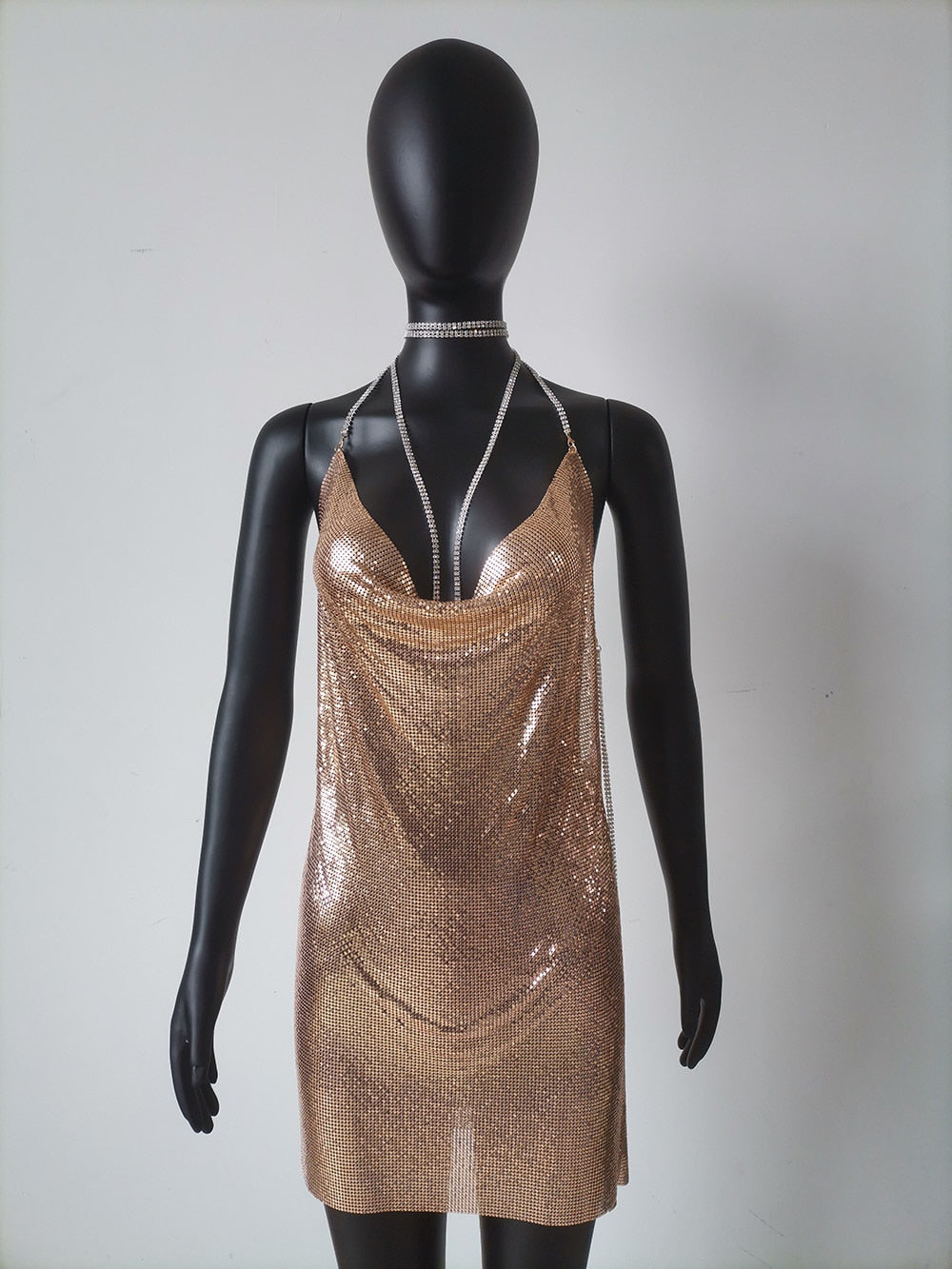 Glittrig Svart Miniklänning med Ryggfri V-Neck Design – Perfekt för Fest och Middag 13