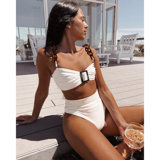 Högskuren Bikini för Dam med Kedjeaccent i Spandex – Trendiga Badkläder för Strand och Pool 1