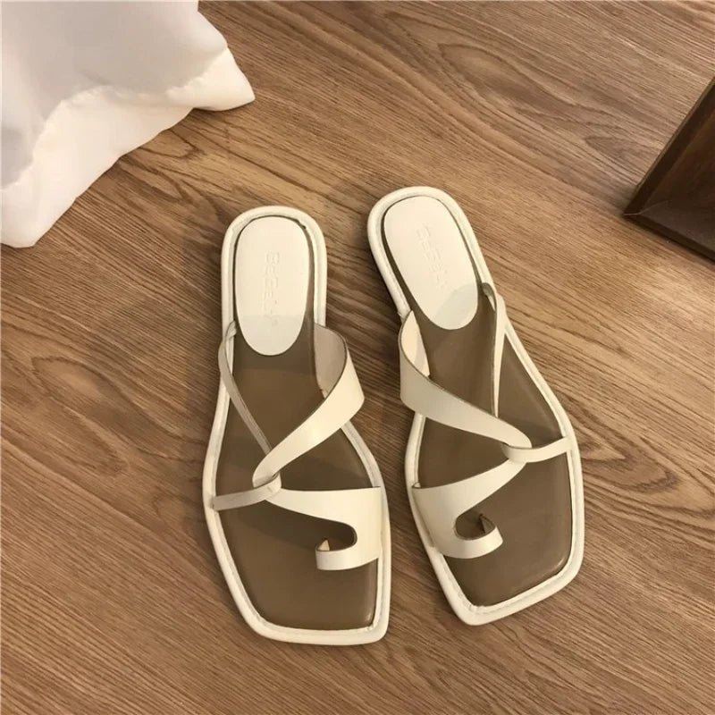 Platta Flip Flops för Kvinnor i Gummi – Elegant Design, Lätta och Bekväma Sandaler för Sommardagar 3