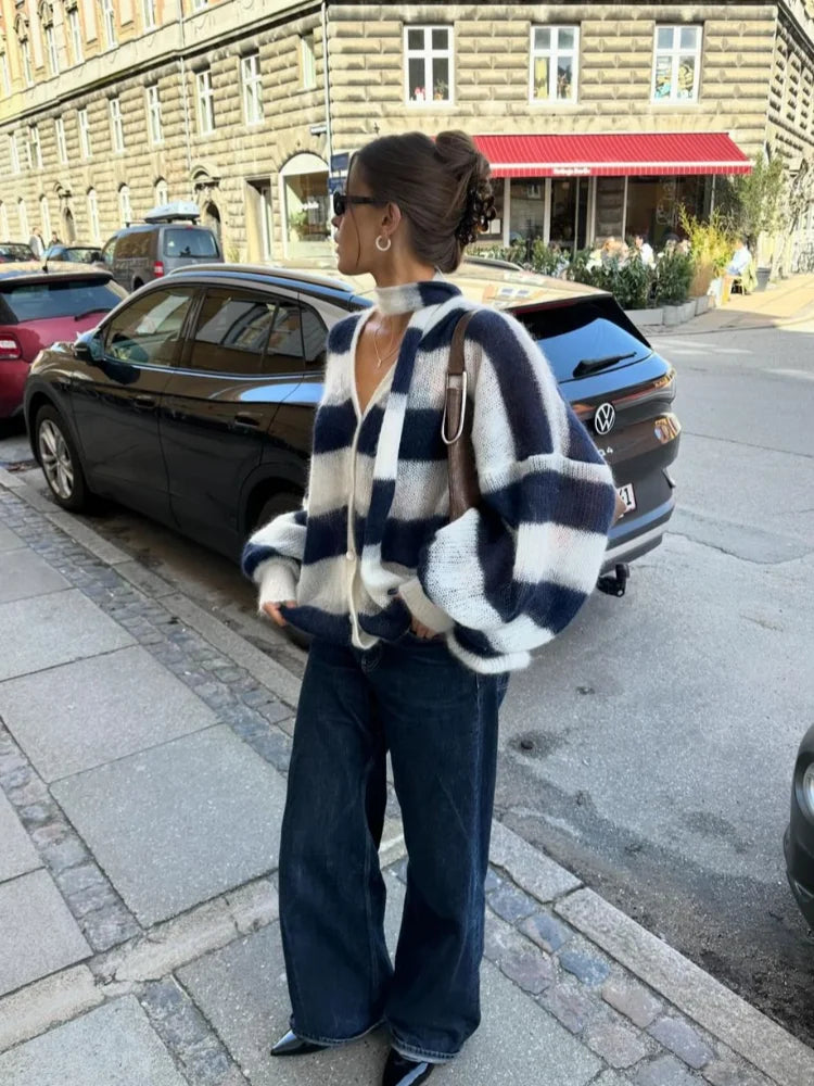 Dam Kofta med Halsduk i Högkvalitativt Stickmaterial – Trendig och Mångsidig för Avslappnade och Eleganta Tillfällen 4