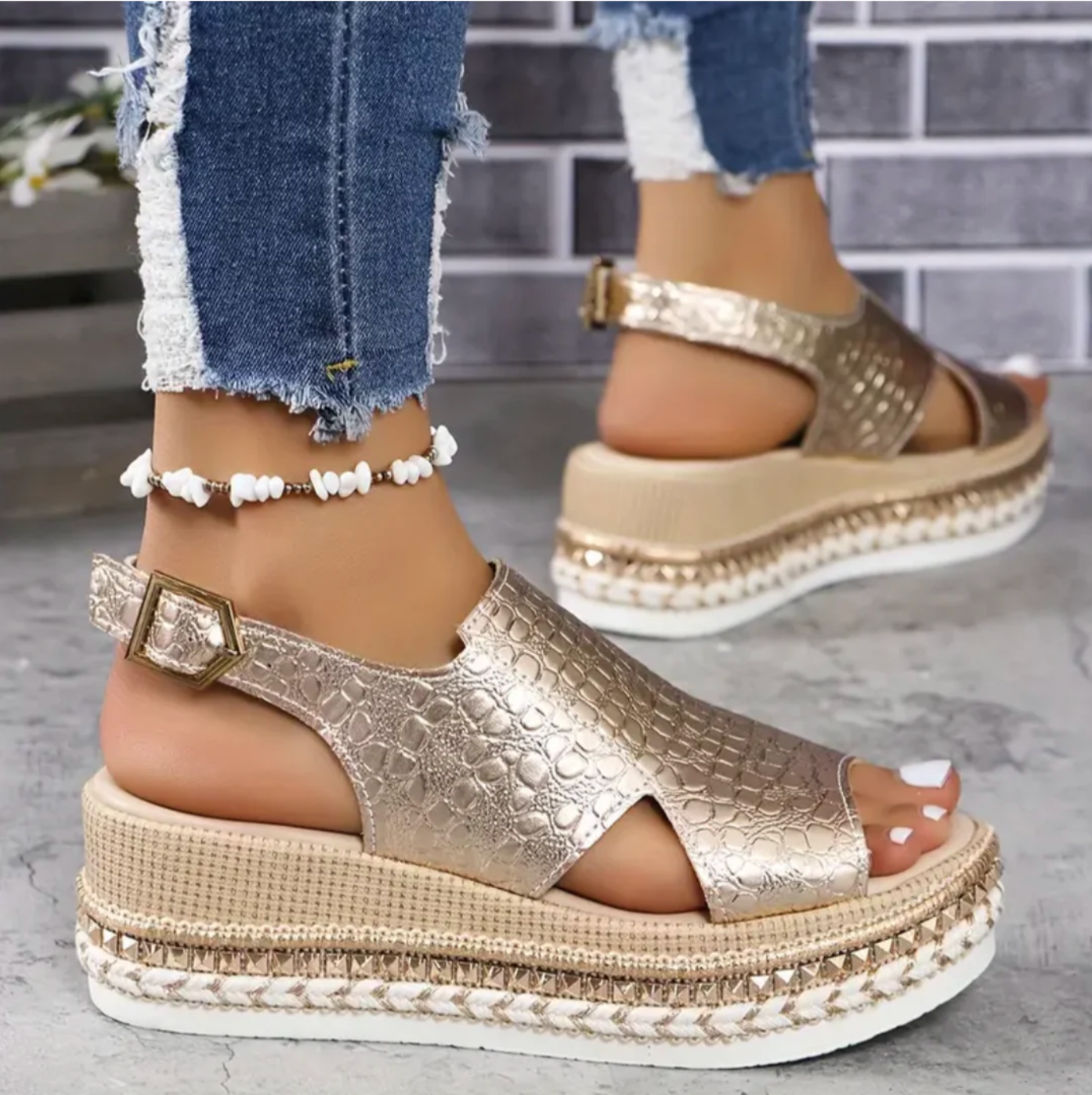 Kvinnors Platå Sandaler med Metallisk Finish och Justerbar Stängning 3