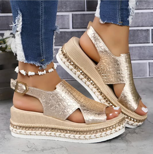 Kvinnors PlatÄ Sandaler med Metallisk Finish och Justerbar StÀngning 1