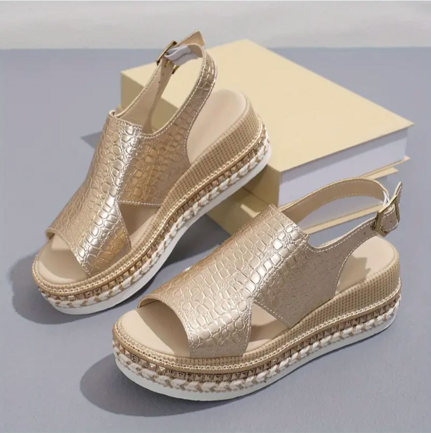 Kvinnors Platå Sandaler med Metallisk Finish och Justerbar Stängning 4