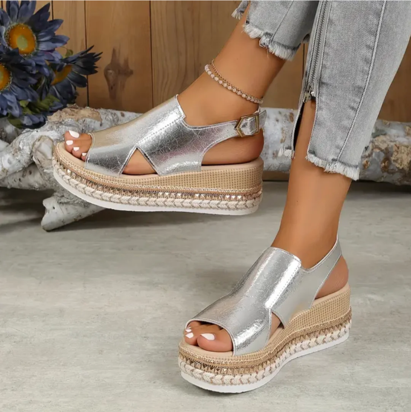 Kvinnors Platå Sandaler med Metallisk Finish och Justerbar Stängning 6