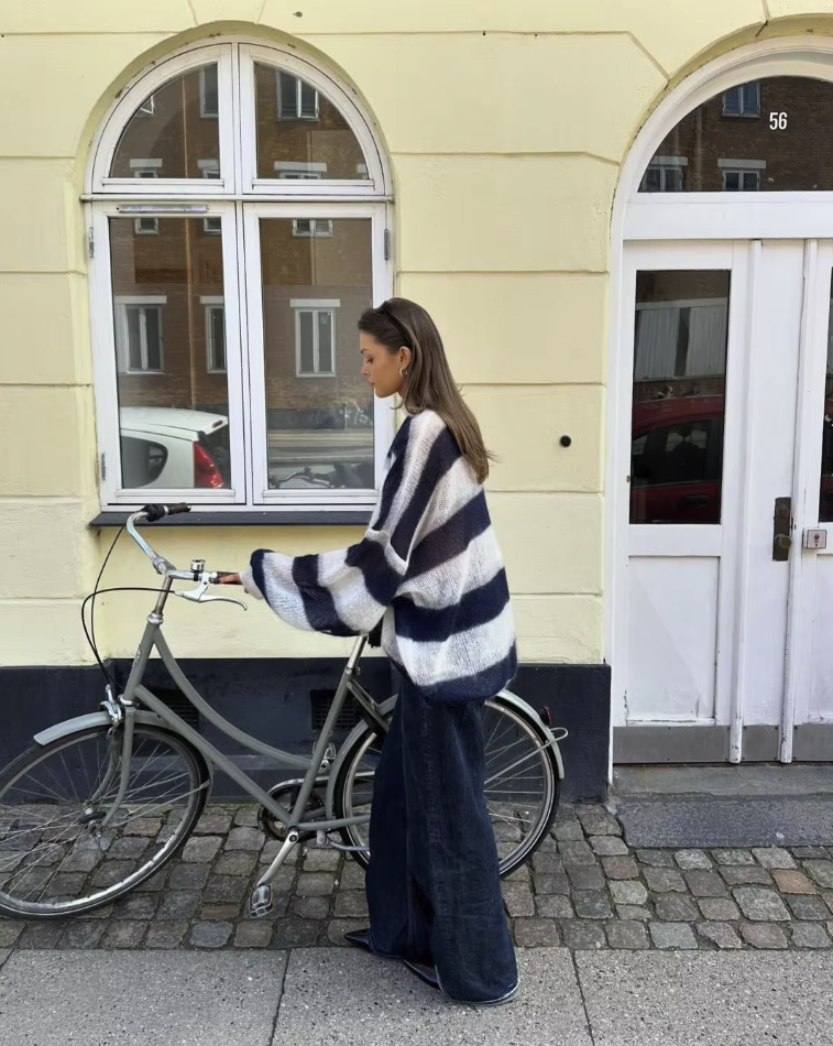 Dam Kofta med Halsduk i Högkvalitativt Stickmaterial – Trendig och Mångsidig för Avslappnade och Eleganta Tillfällen 6