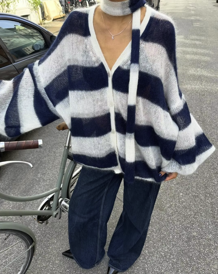 Dam Kofta med Halsduk i Högkvalitativt Stickmaterial – Trendig och Mångsidig för Avslappnade och Eleganta Tillfällen 3