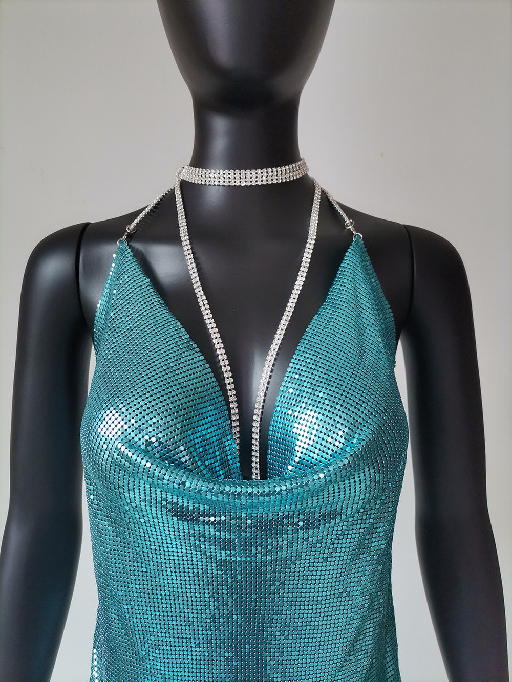 Glittrig Svart Miniklänning med Ryggfri V-Neck Design – Perfekt för Fest och Middag 3