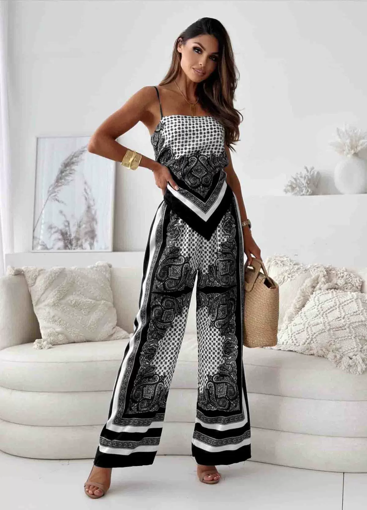 Dam Set med Öppen Rygg och Vida Byxor i Högkvalitativt Tyg – Elegant och Bekväm Sommaroutfit 3