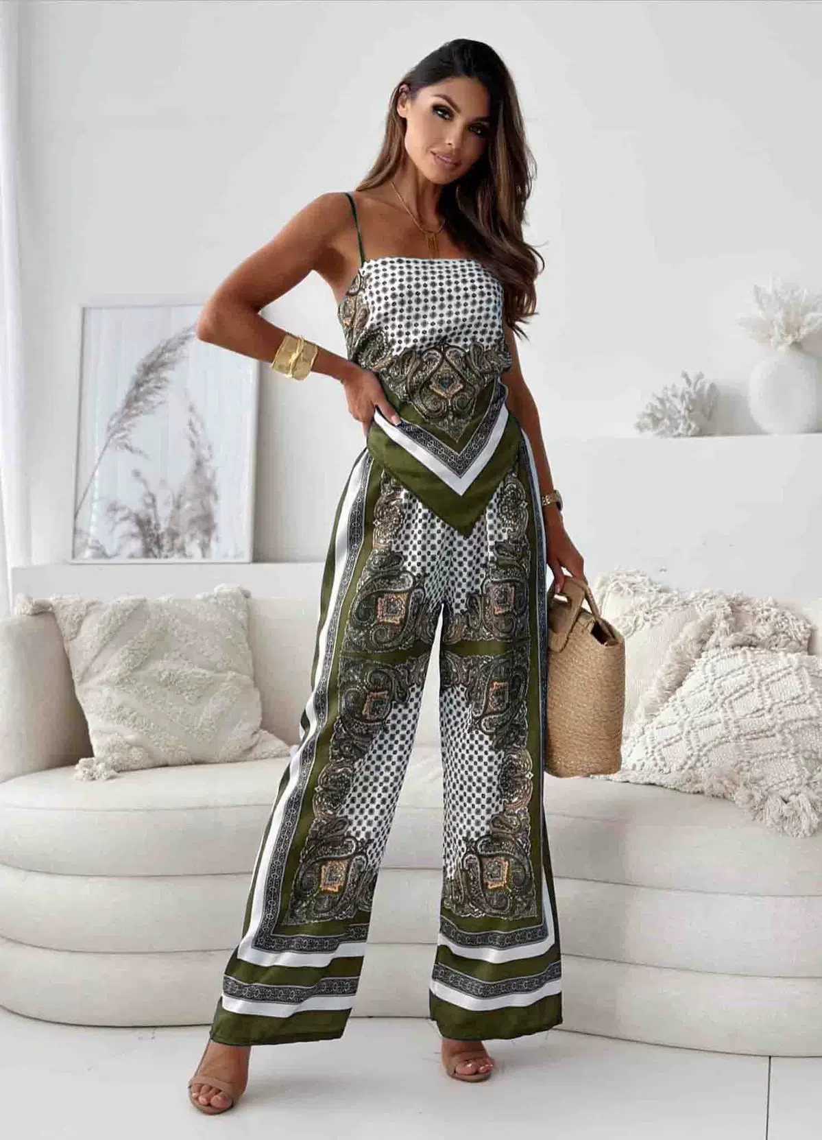 Dam Set med Öppen Rygg och Vida Byxor i Högkvalitativt Tyg – Elegant och Bekväm Sommaroutfit 9