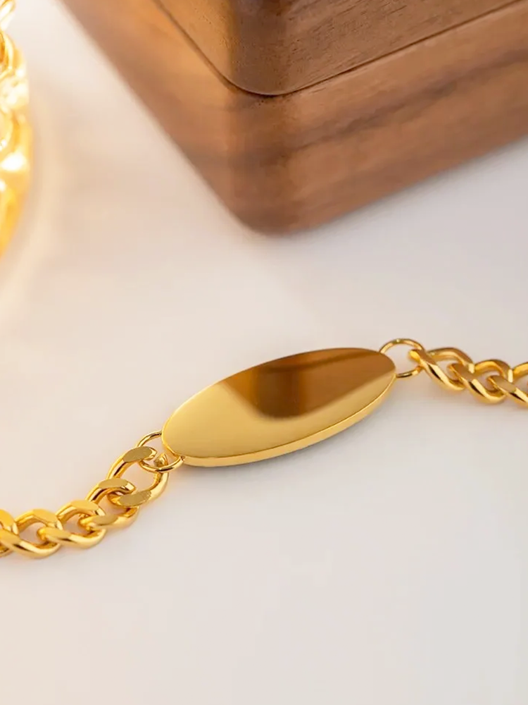 Dam Nackband i Grön Natursten med Gyllene Detaljer-4