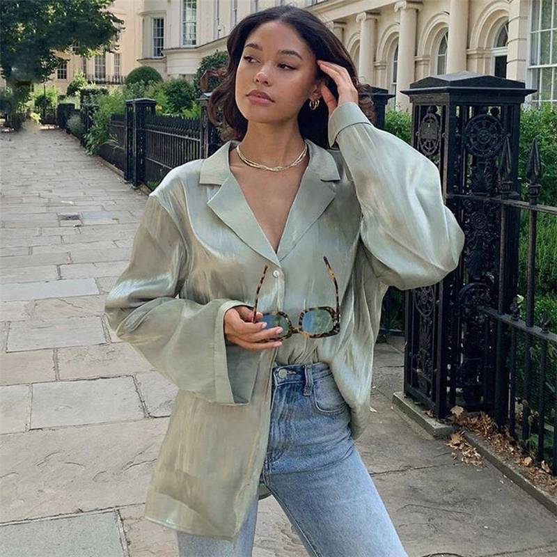 Lång Skjorta med Notch-Lapel och Bekväma Byxor i Silke och Bomull för Kvinnor – Elegant och Mångsidig Outfit 4