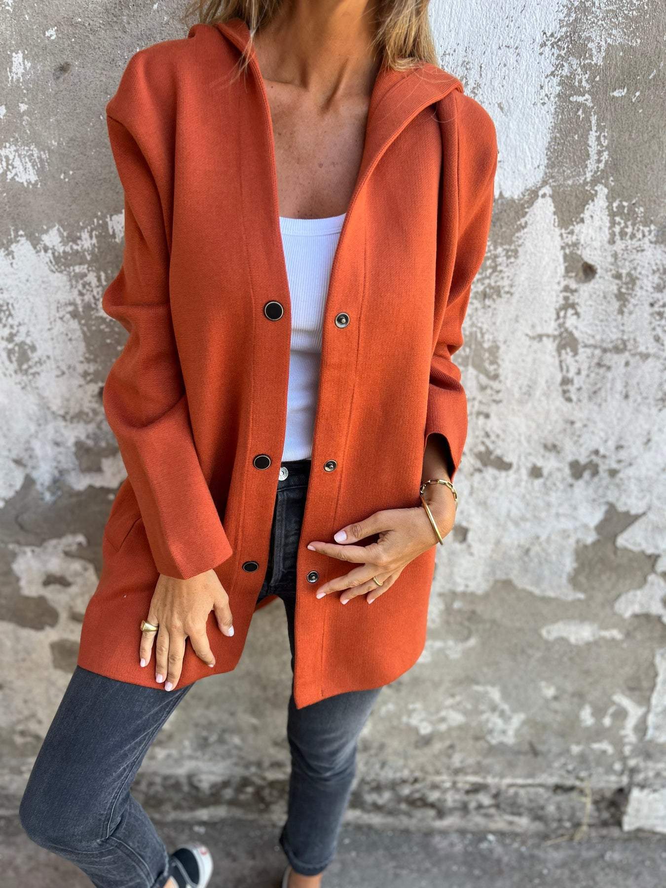 Damjacka med Huva och Knappar i Stickad Design – Bekväm och Elegant Jacka för Dam, Perfekt för Höst och Vår 12