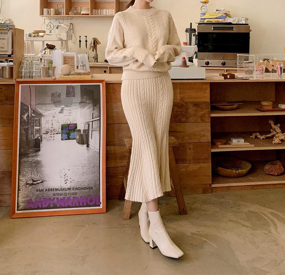 Mjukisset Dam Stickad Topp och Kjol i Akryl-1