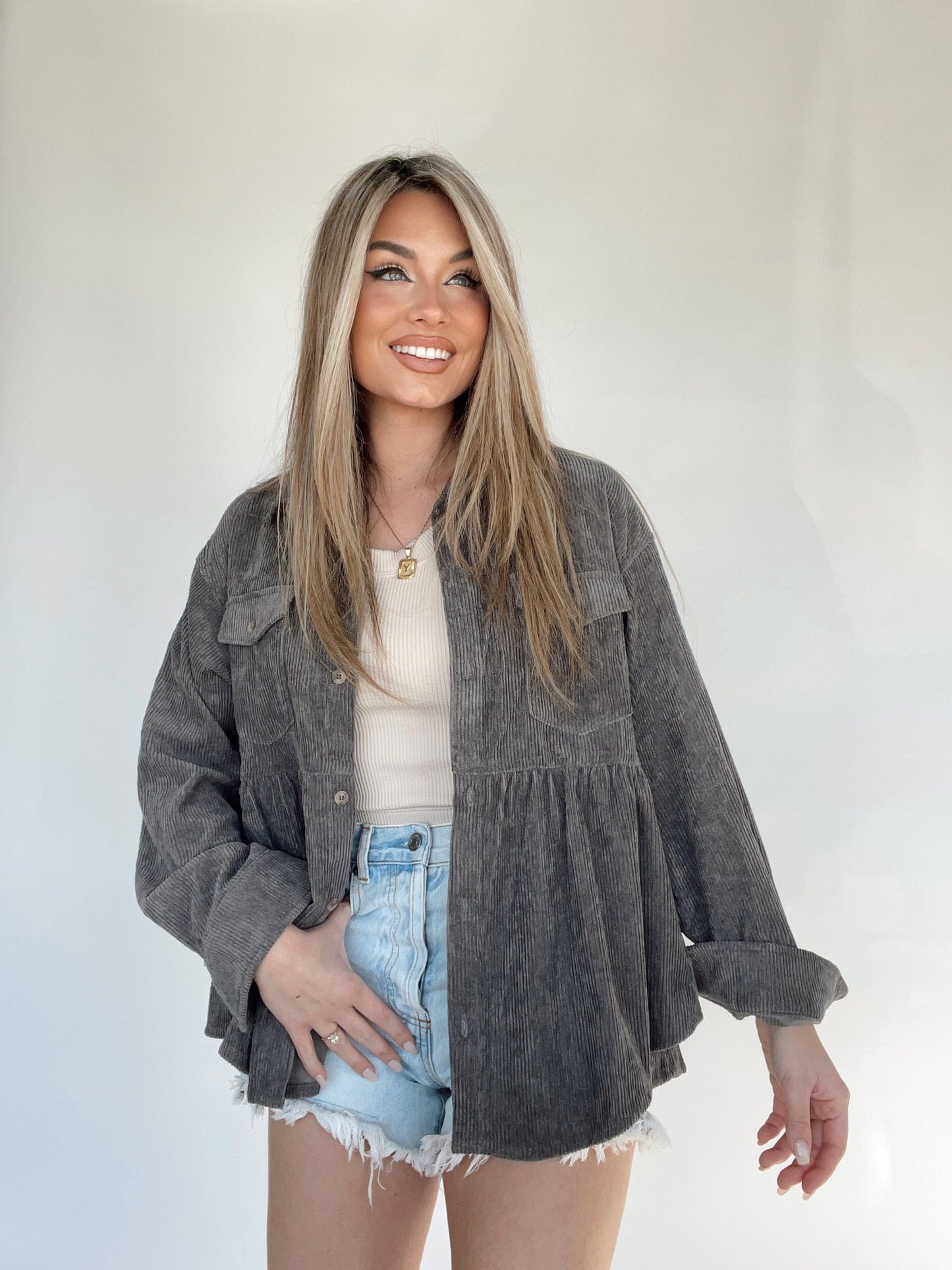 Elegant Dam Top med Manschettdetaljer i Mjuk Kordbomull – Perfekt för Avslappnade och Halvformella Tillfällen 5