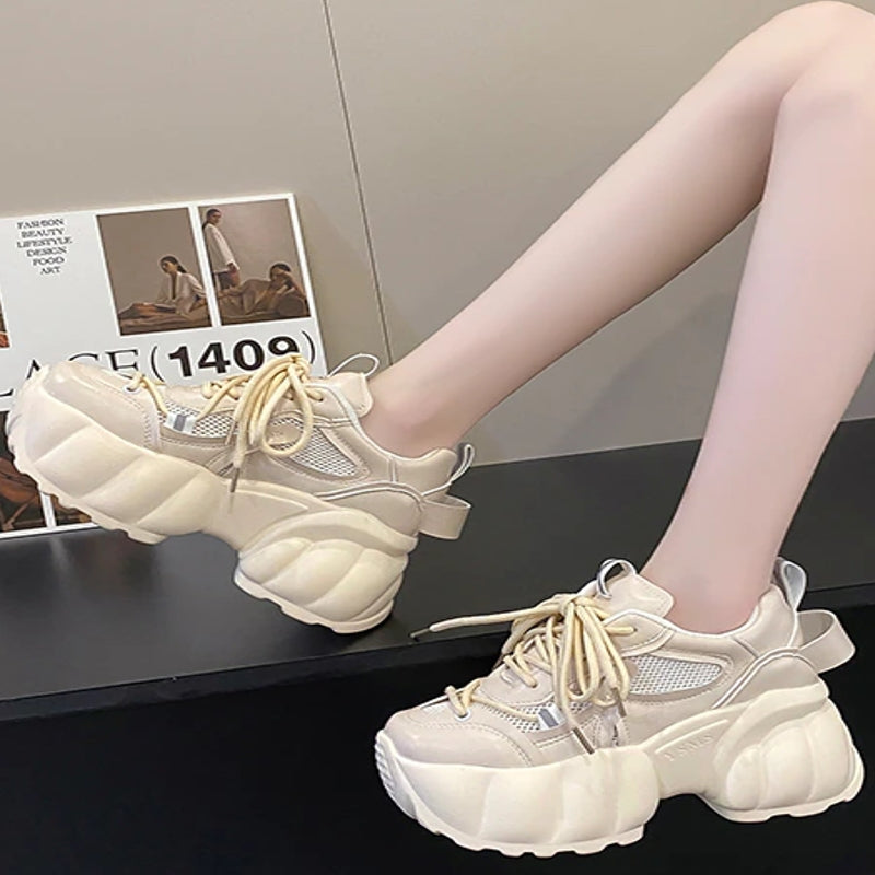Dam Sneakers Beige med 8 cm Häl, Andningsbart Luftnätsmaterial och Gummisula för Bästa Grepp och Komfort 4