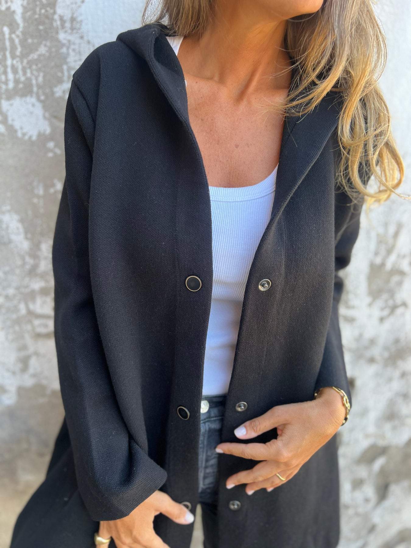 Damjacka med Huva och Knappar i Stickad Design – Bekväm och Elegant Jacka för Dam, Perfekt för Höst och Vår 4