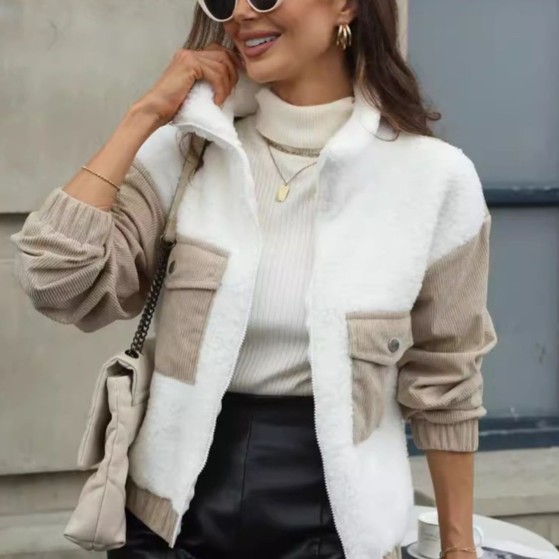 Dam Kappa Zip Med Kontrastdesign i Beige och Vit-4