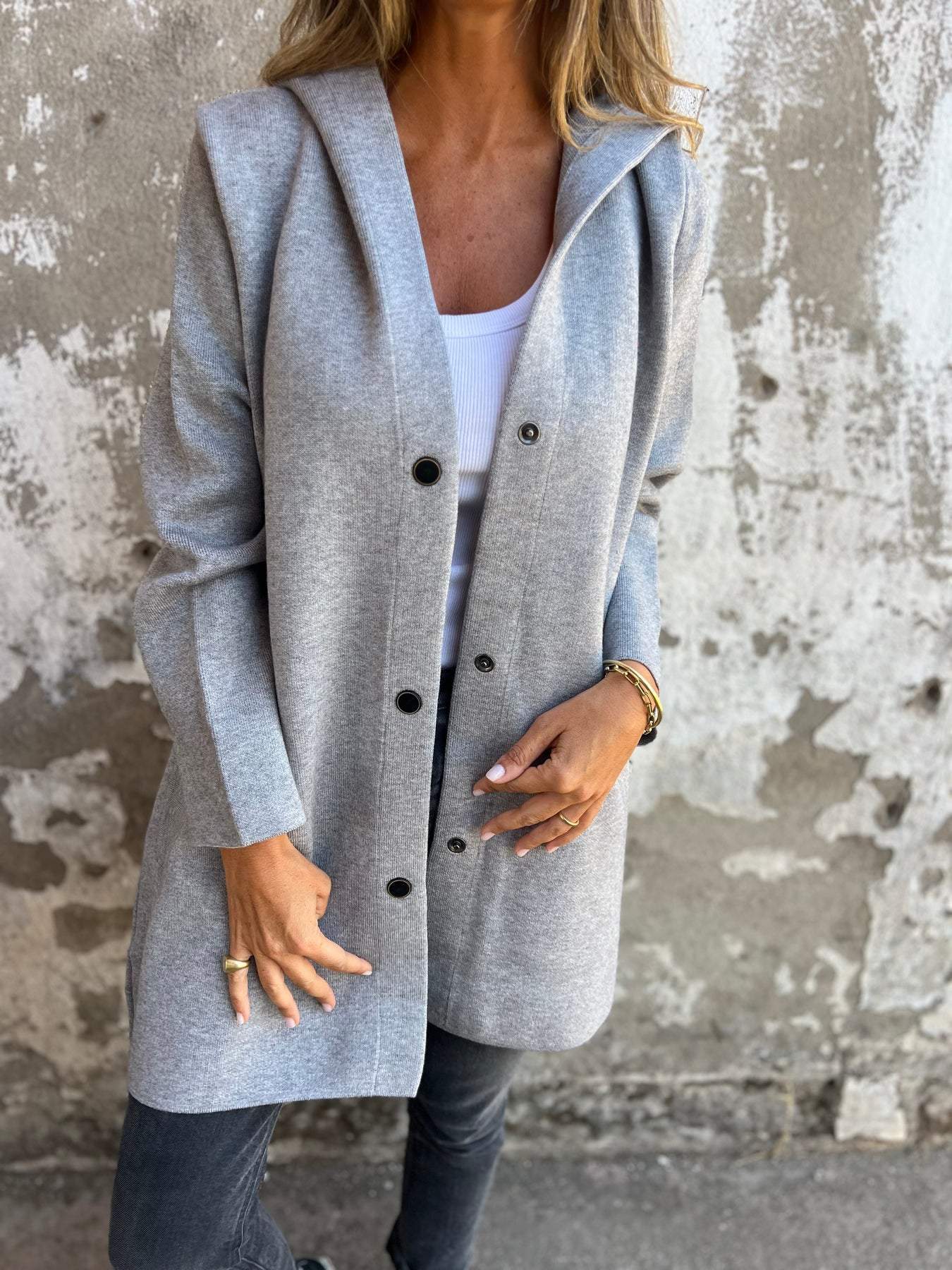 Damjacka med Huva och Knappar i Stickad Design – Bekväm och Elegant Jacka för Dam, Perfekt för Höst och Vår 3