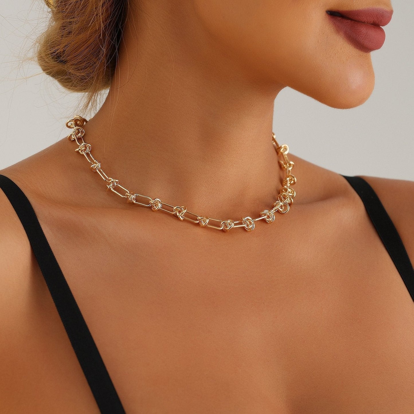 Elegant U-formad Halsband och Armbandset i Hållbara Metaller – Justerbar Längd, Minimalistisk Design för Vardags- och Festbruk 3